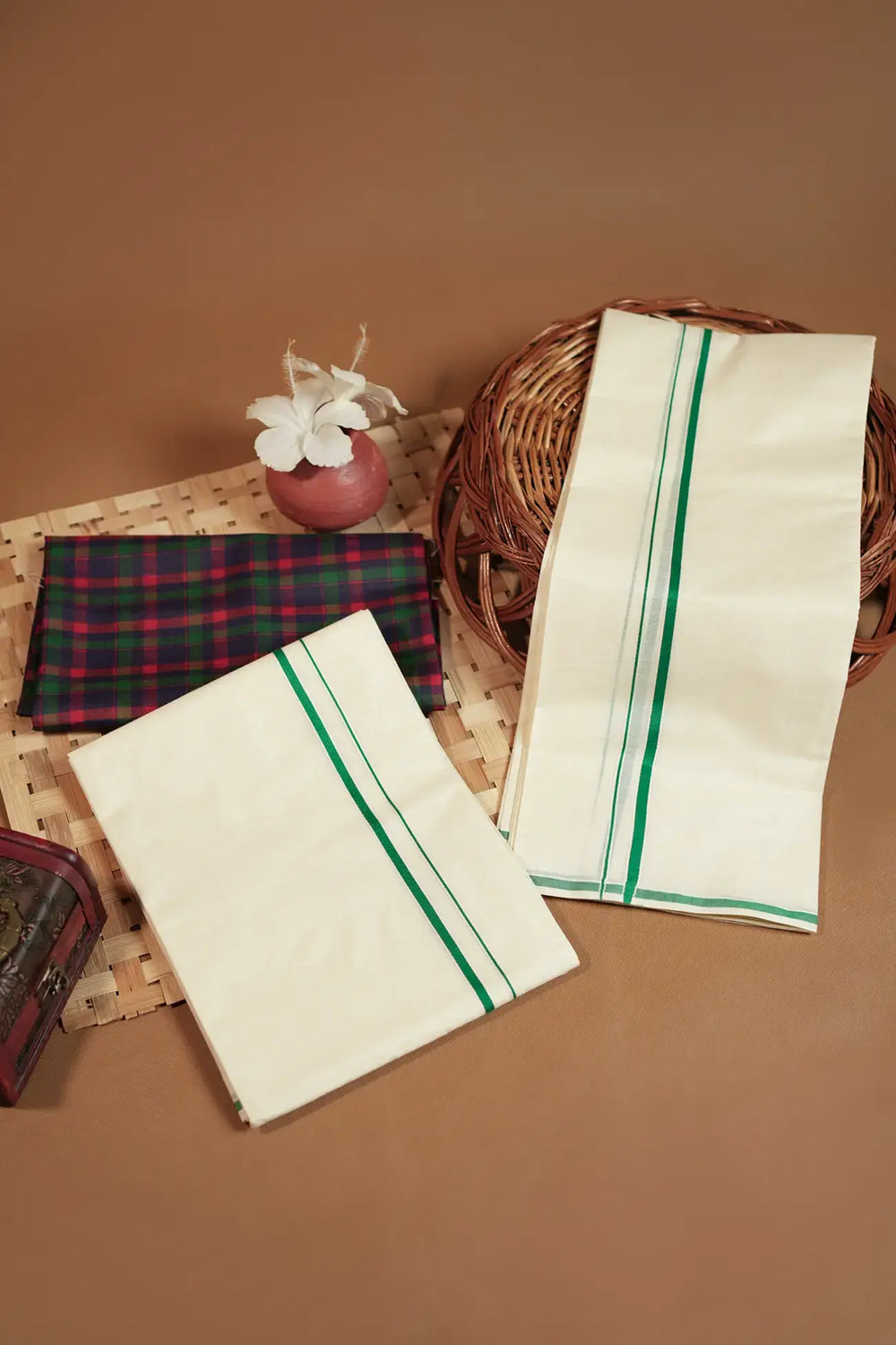 Ananya - Green Puliyilakkara Settumund with Checked Blouse Material