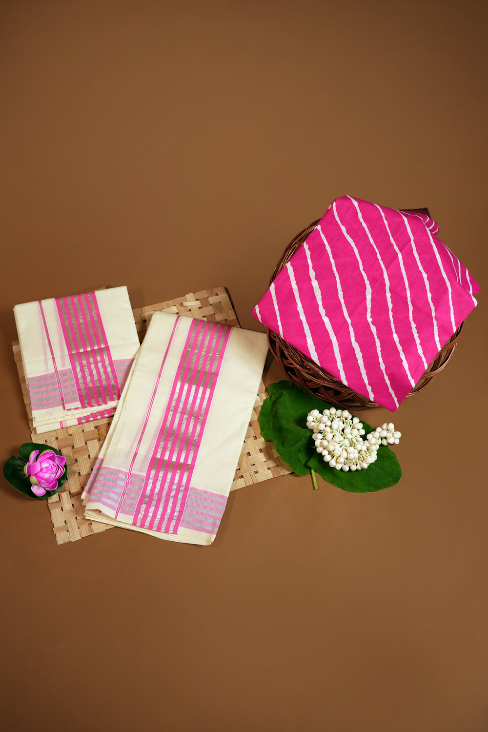 Panjami – Rose & Silver Border Settumund with Lehariya Printed Blouse Material