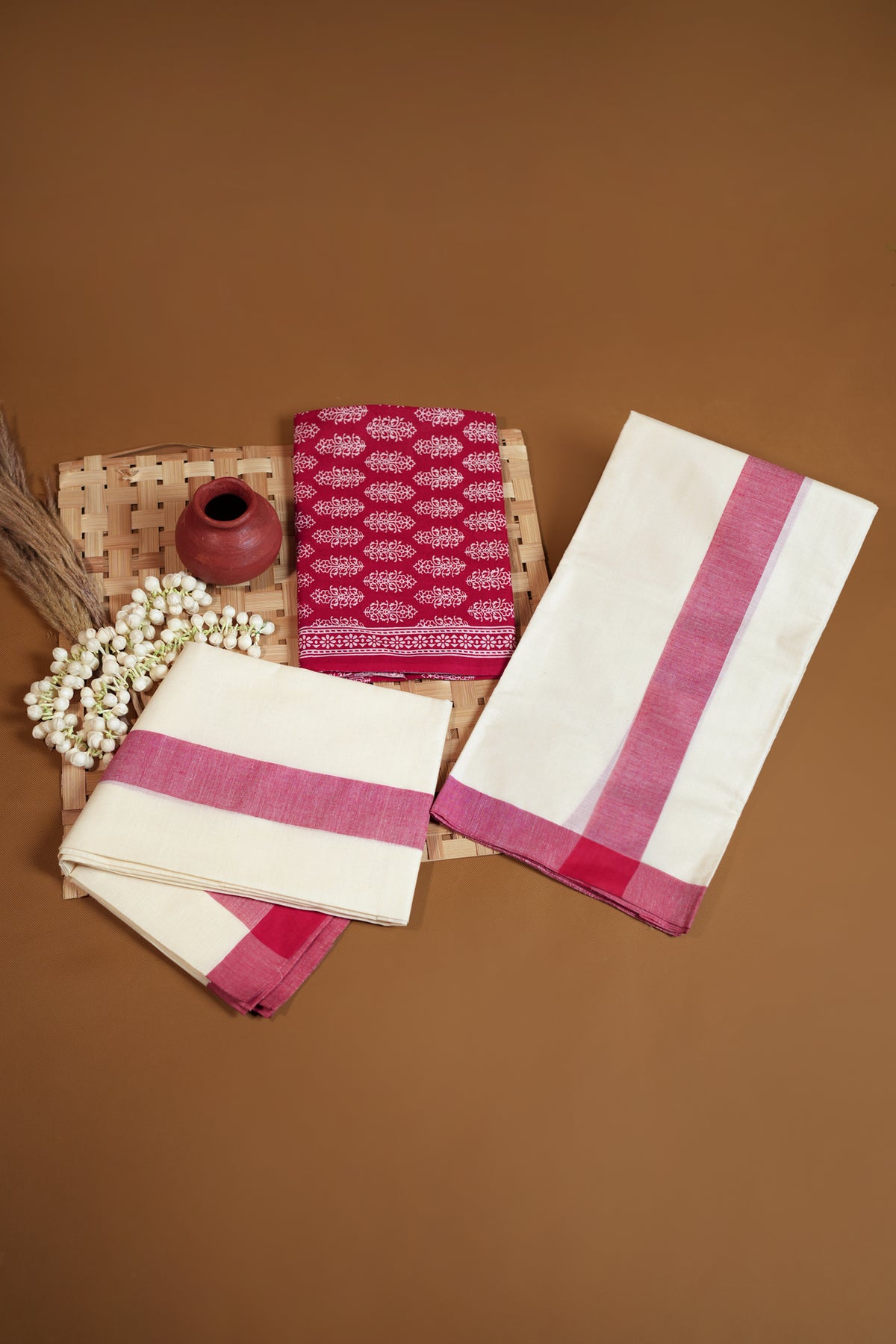 Sindhura - Red Mulloth Settumund with Printed Blouse Material
