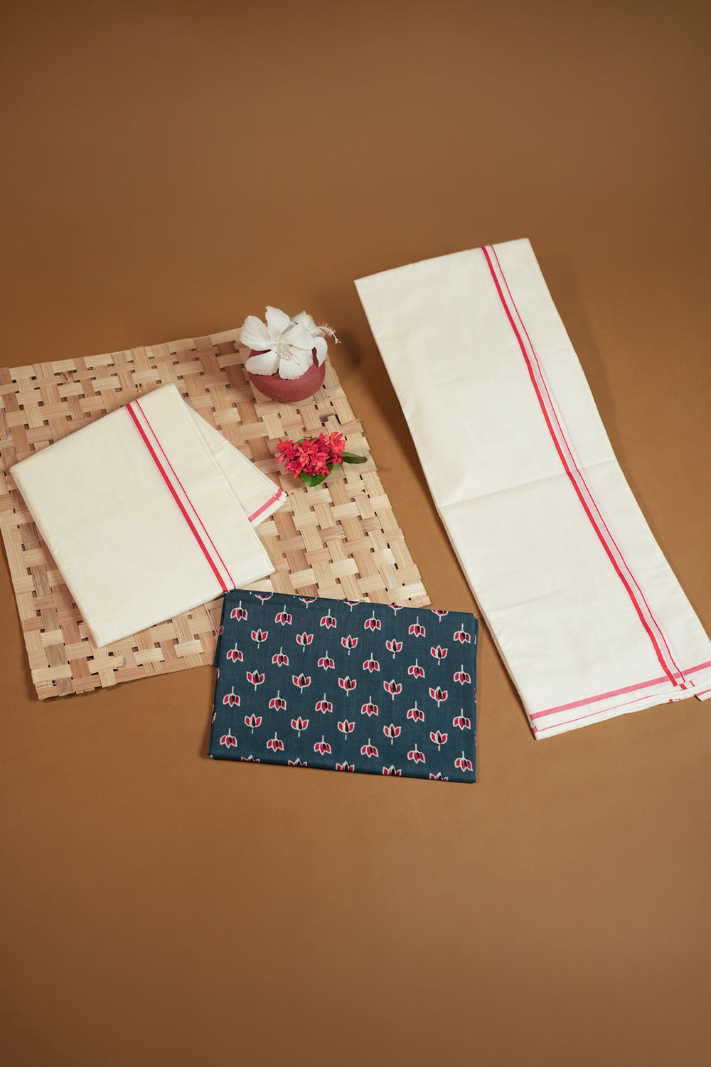 Neelathamara- Puliyilakkara Settu Mundu with Printed Blouse Material