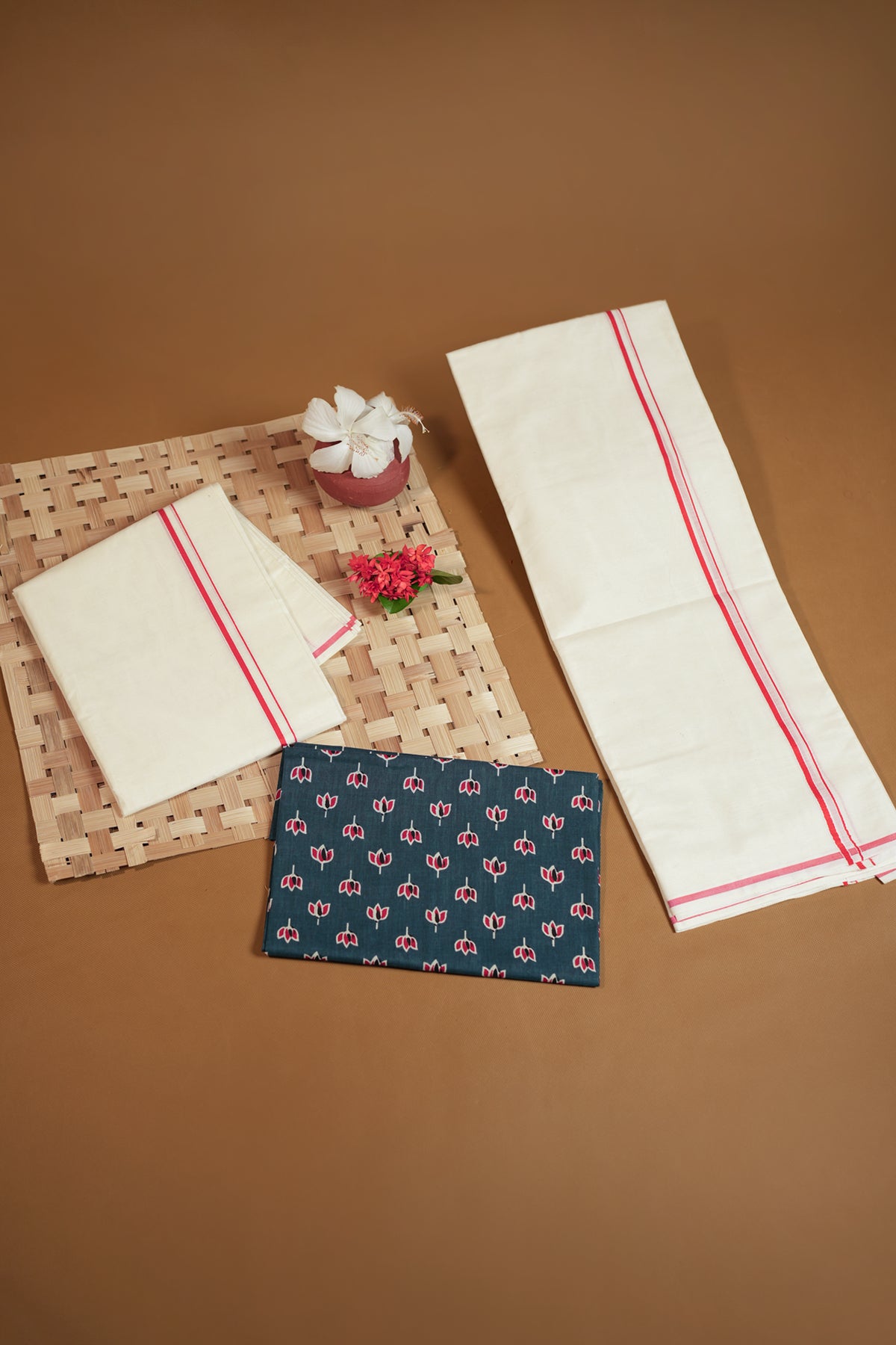 Neelathamara- Puliyilakkara Settu Mundu with Printed Blouse Material