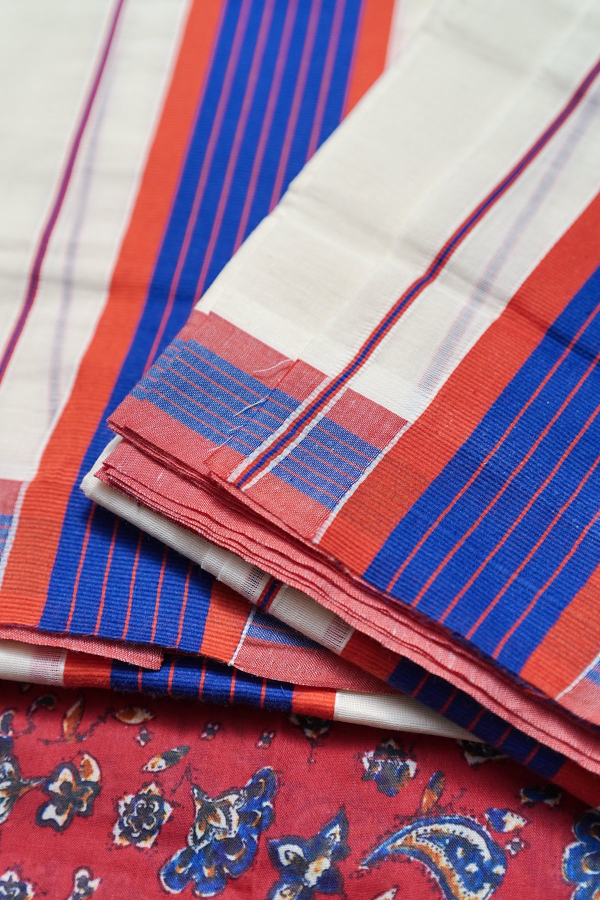 Devi - Red & Blue Kattikkara Settumundu with Printed Blouse Material
