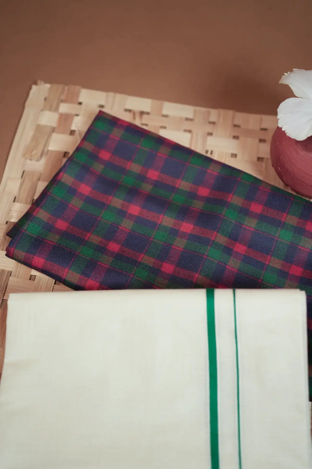 Ananya - Green Puliyilakkara Settumund with Checked Blouse Material