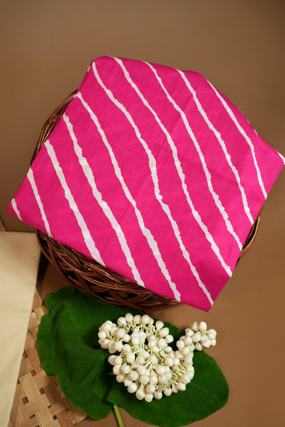 Panjami – Rose & Silver Border Settumund with Lehariya Printed Blouse Material