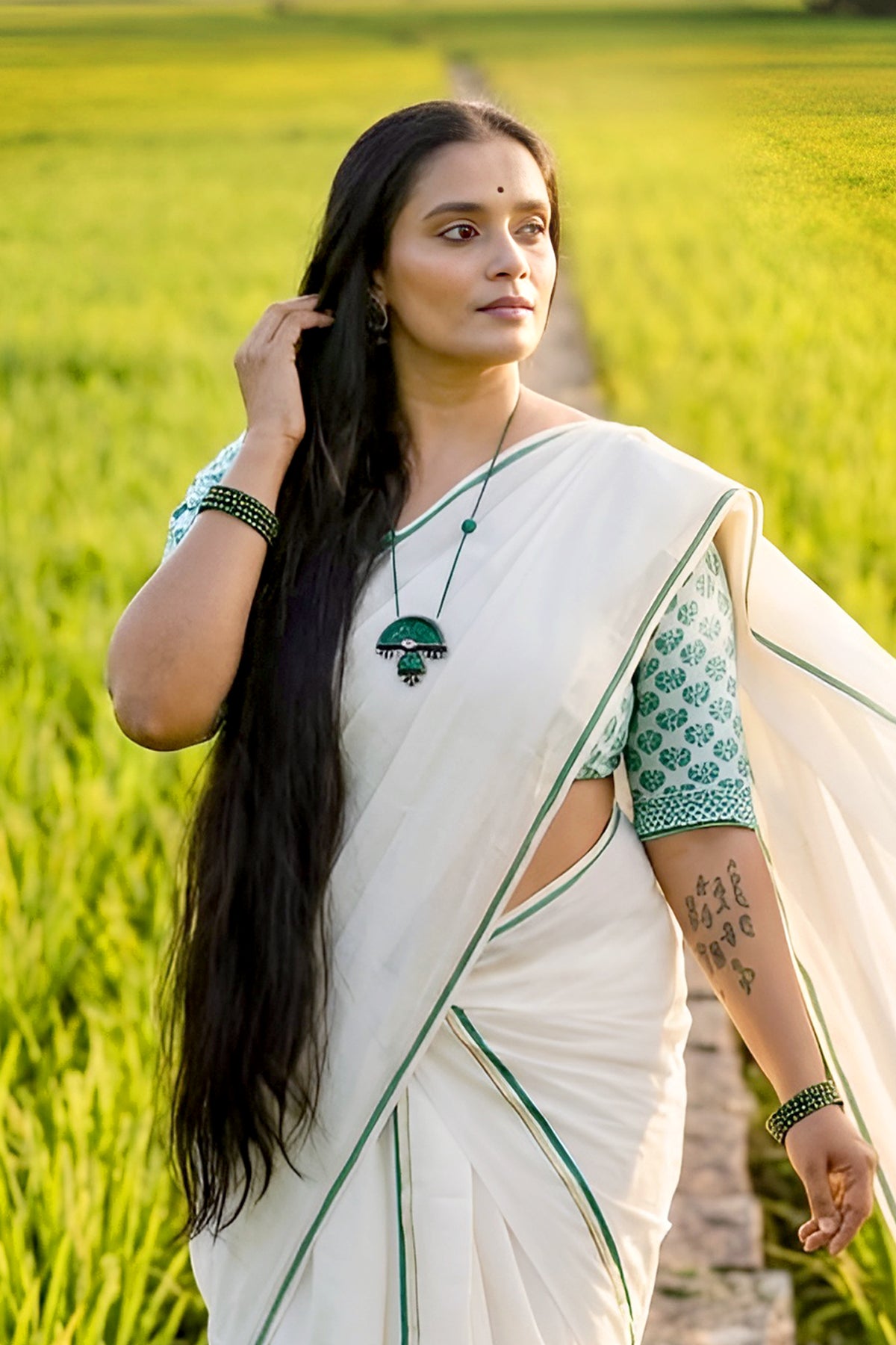 Jalaja- Green Puliyilakkara Settumund with Floral Printed Blouse Material