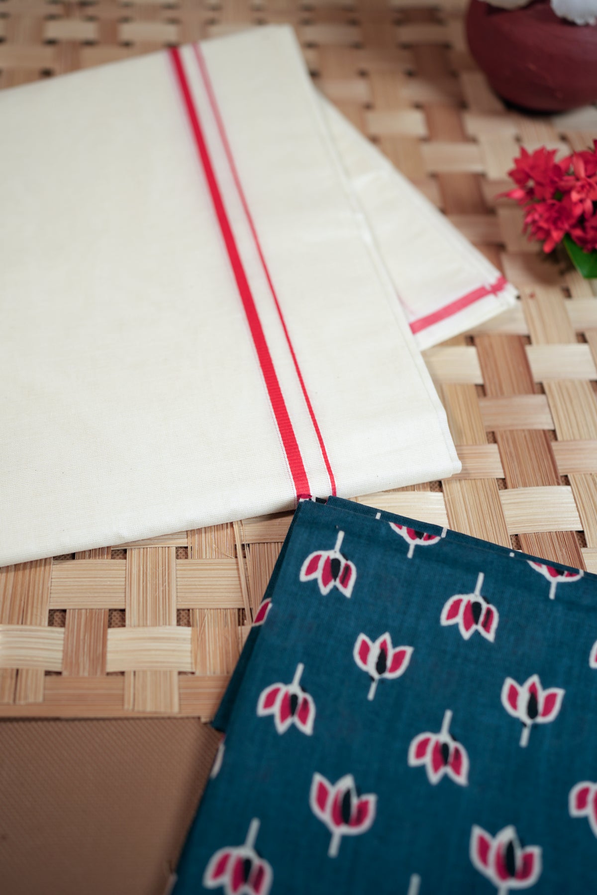 Neelathamara- Puliyilakkara Settu Mundu with Printed Blouse Material