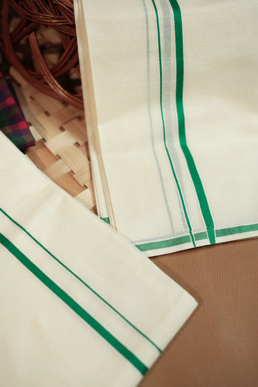 Ananya - Green Puliyilakkara Settumund with Checked Blouse Material