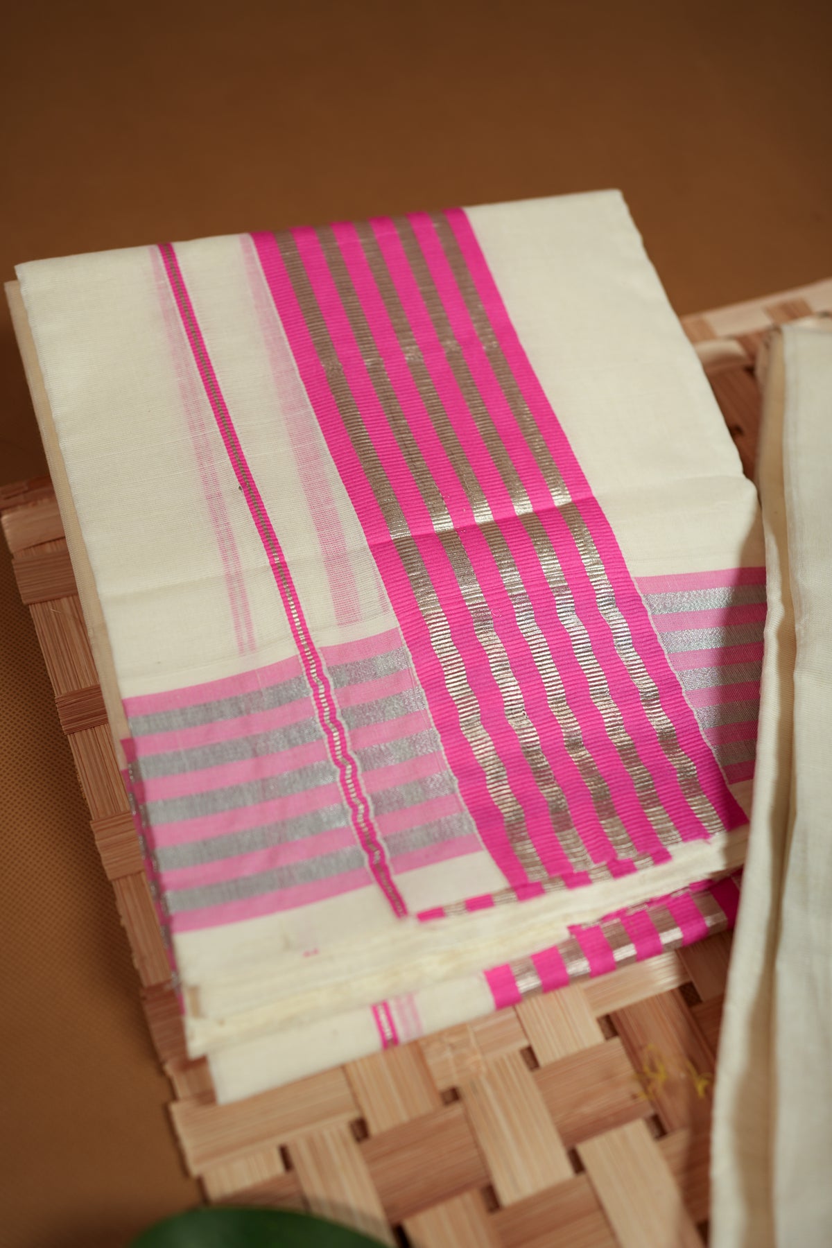 Panjami – Rose & Silver Border Settumund with Lehariya Printed Blouse Material