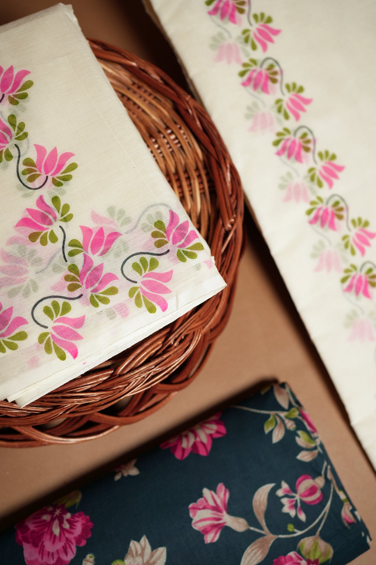 Vallithamara - Traditional Powerloom Settumundu with Floral Printed Border &amp; Matching Blouse Material