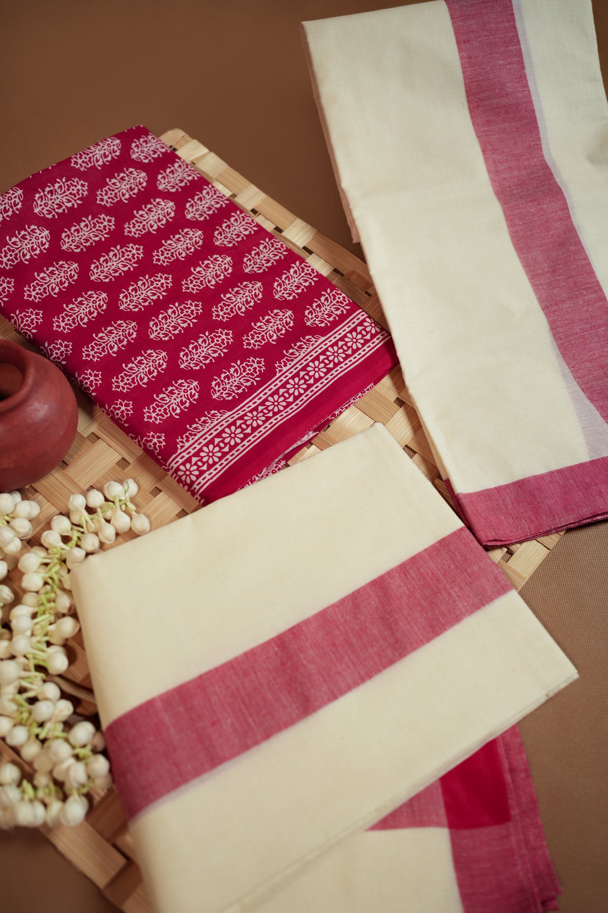 Sindhura - Red Mulloth Settumund with Printed Blouse Material