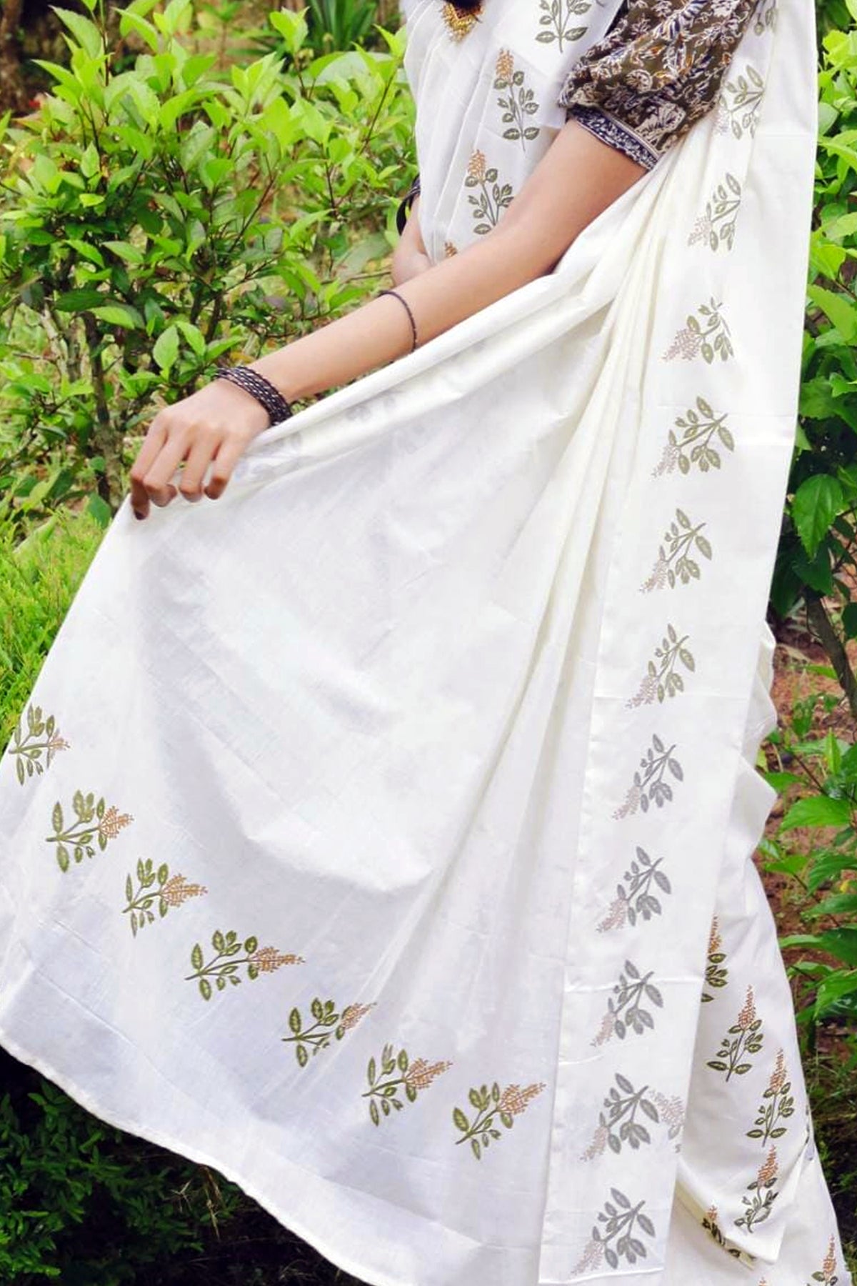 Thulasi Printed Settumund with Matching Blouse Material