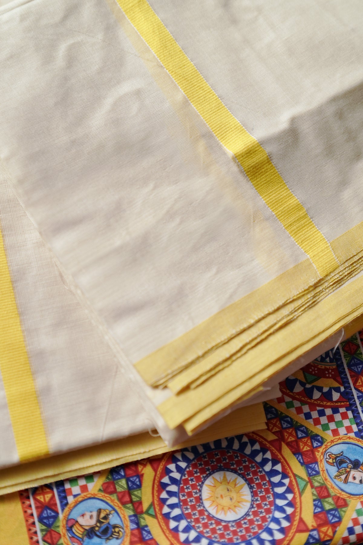 Mithravinda – Yellow Kattikara Settumundu with Printed Blouse Material