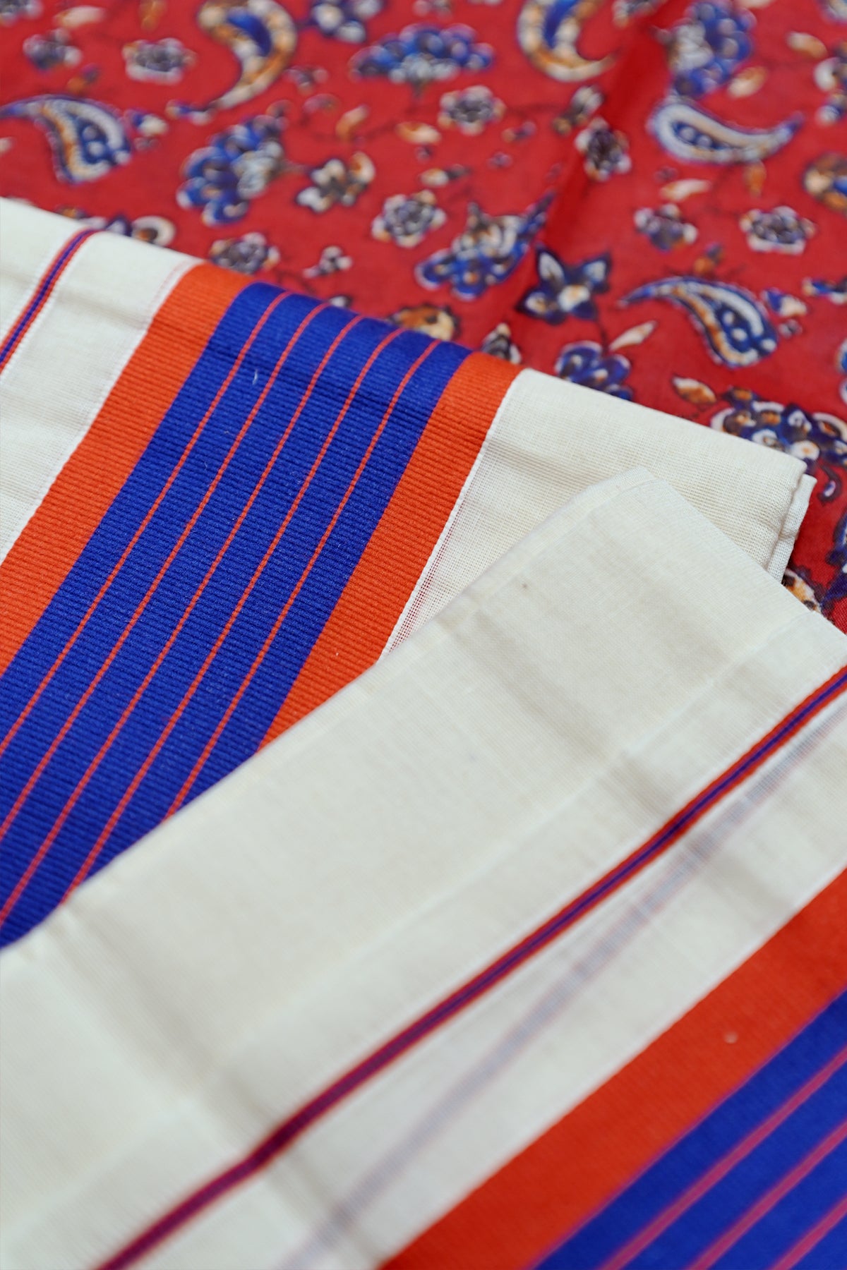 Devi - Red & Blue Kattikkara Settumundu with Printed Blouse Material
