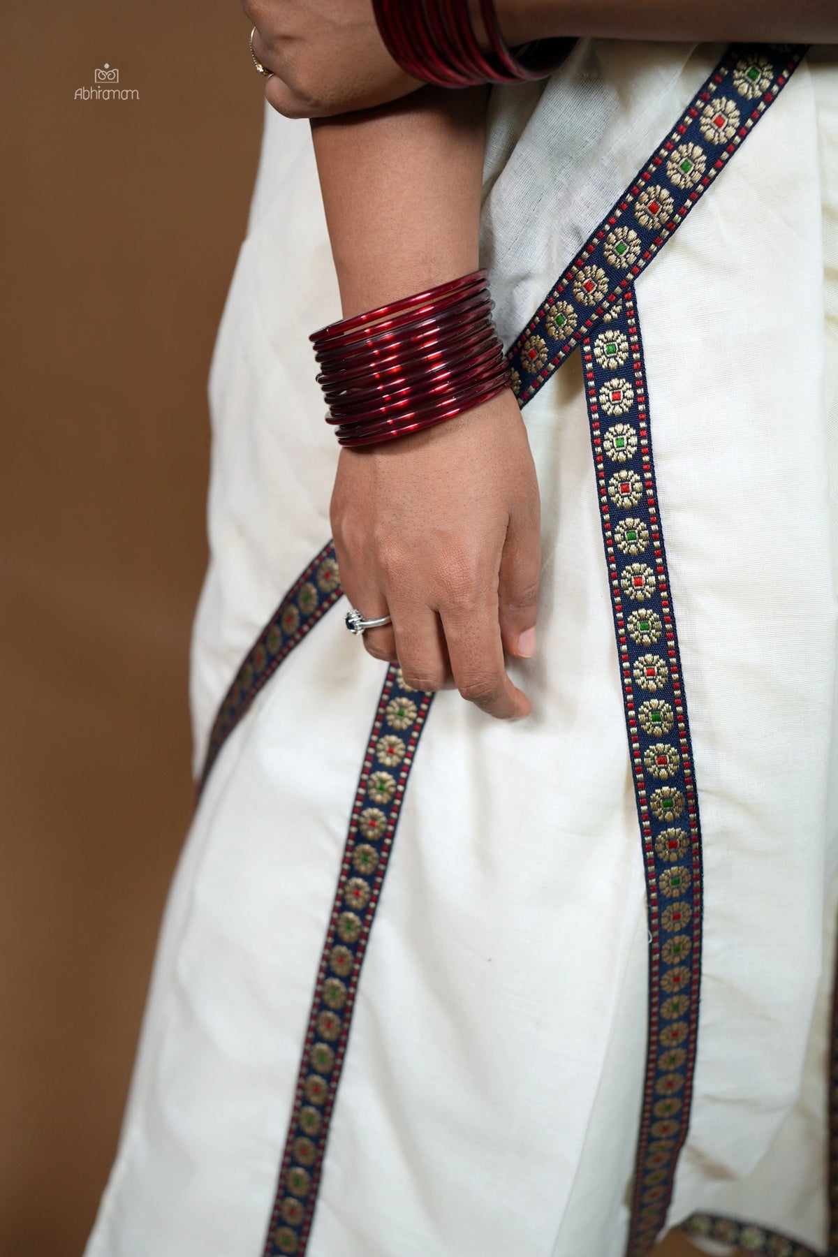 Kasthuri - Settumundu with Matching Blouse Material