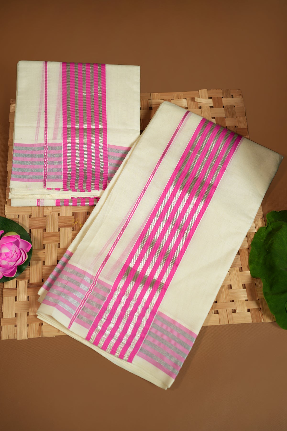 Panjami – Rose & Silver Border Settumund with Lehariya Printed Blouse Material