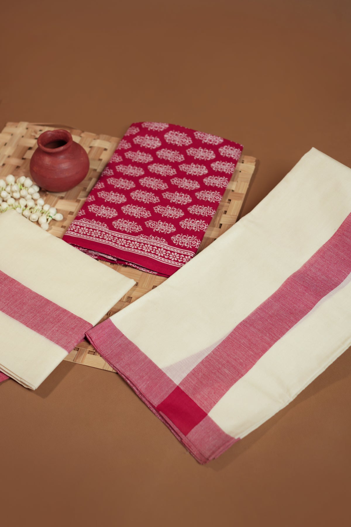 Sindhura - Red Mulloth Settumund with Printed Blouse Material