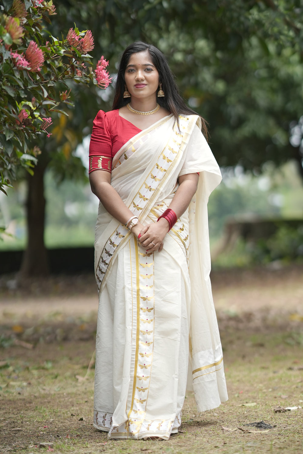 Onathumbi Settumundu with Golden Butterfly Foil Border and Red Blouse Material