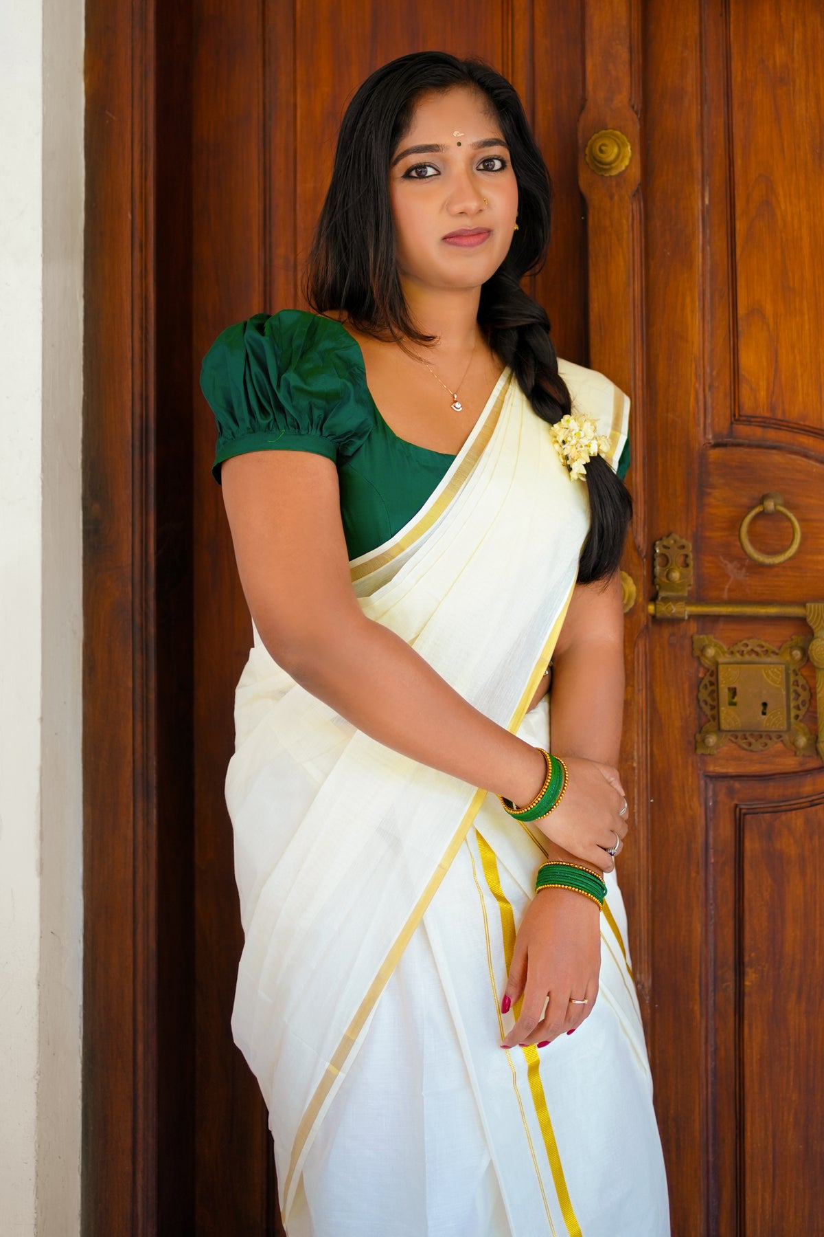 Nayans Settumundu with Gold Kasavu Border with Matching Blouse Material
