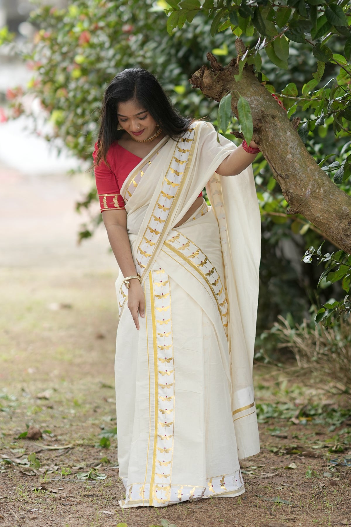Onathumbi Settumundu with Golden Butterfly Foil Border and Red Blouse Material