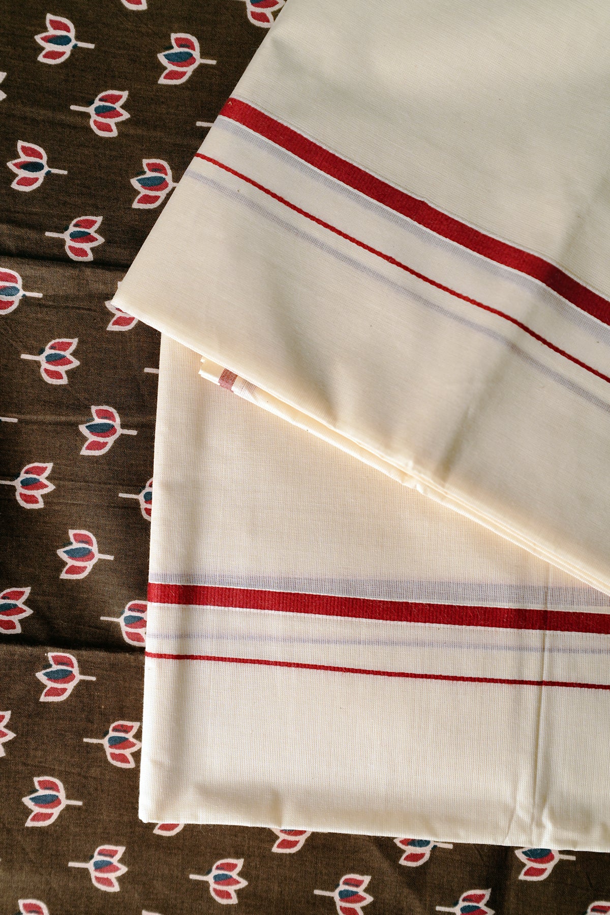 Thamara -Traditional Settumundu with Printed Brown Blouse Material