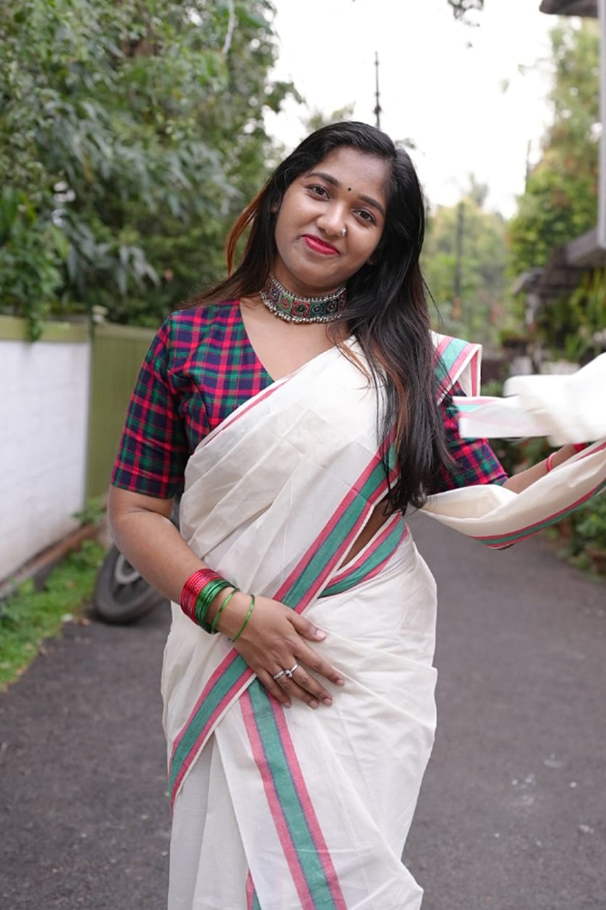 Sakhi - Mulloth Settumund with Checked Blouse Material