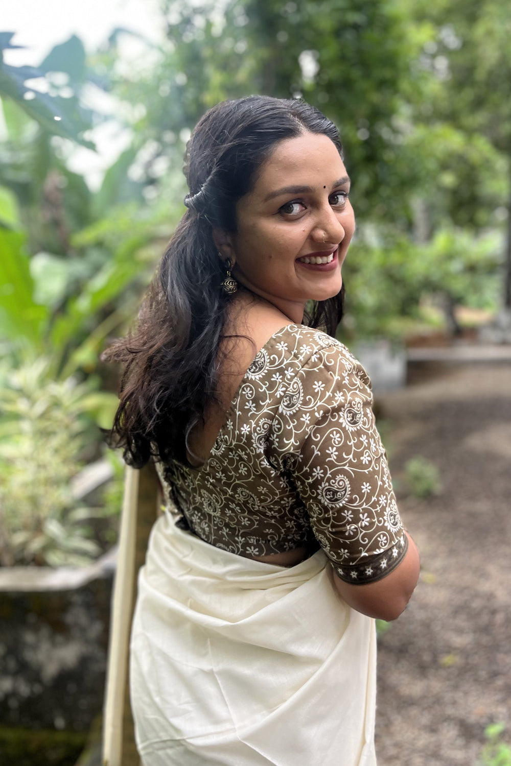 Thumba White Thumba Printed on Green Kattikkara Settumund with Matching Blouse Material