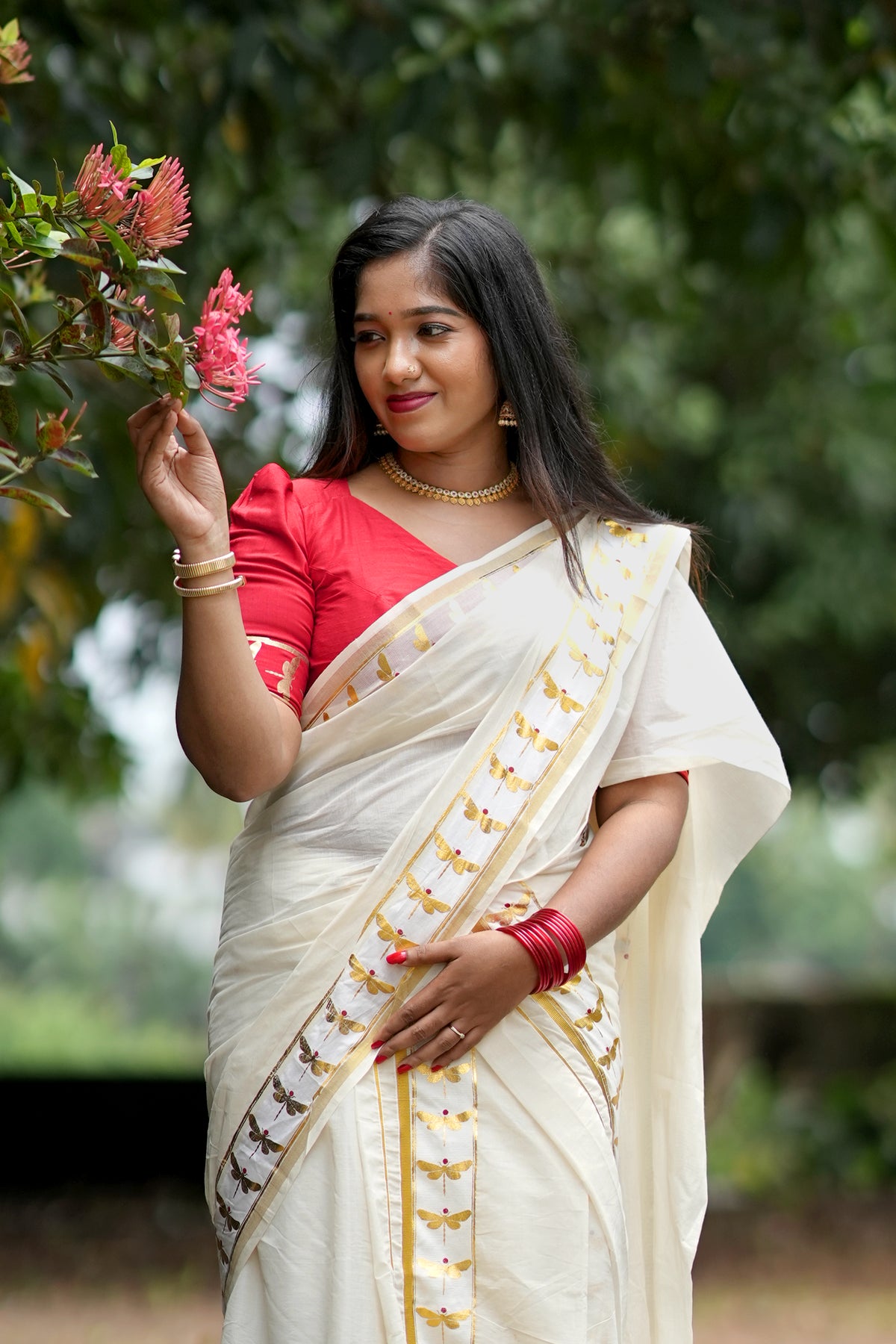 Onathumbi Settumundu with Golden Butterfly Foil Border and Red Blouse Material