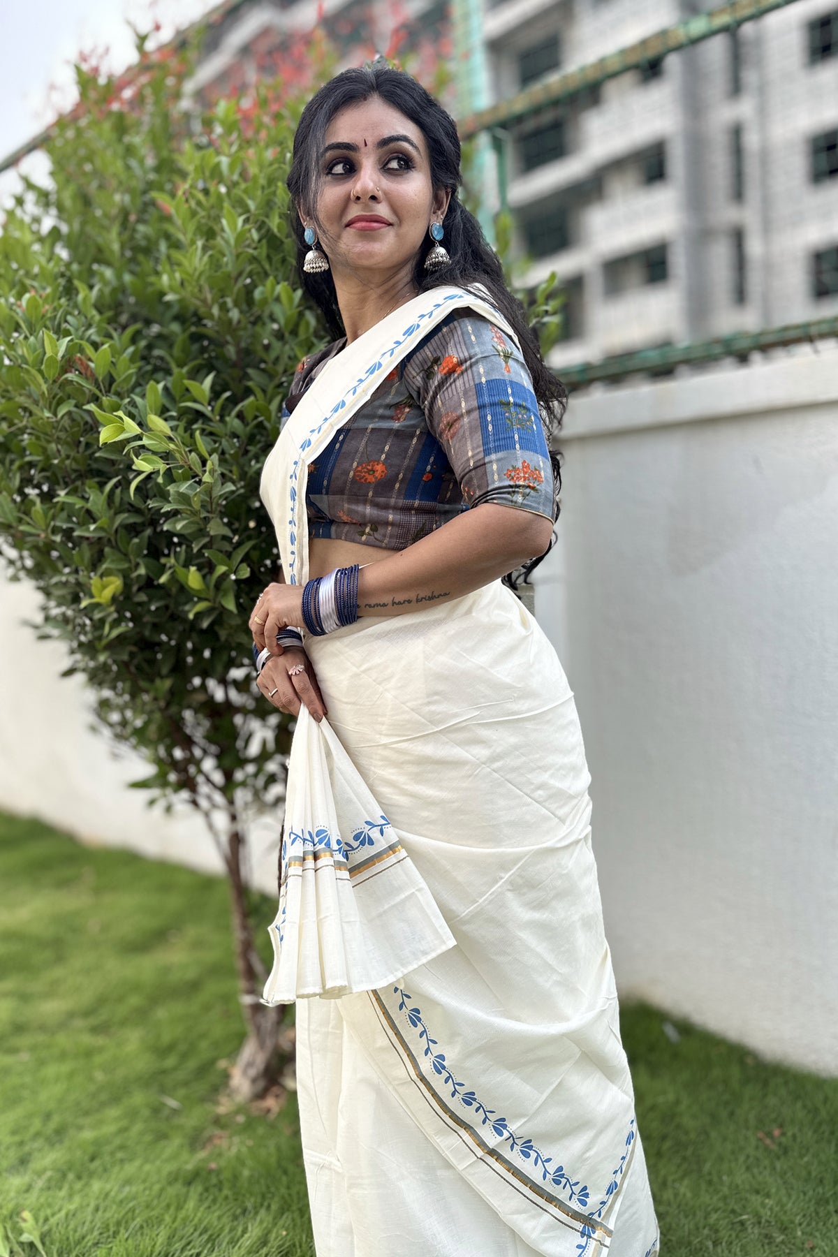 Soundarya – Gray and Golden Kasav Settumund with Printed Border and Designer Blouse Material