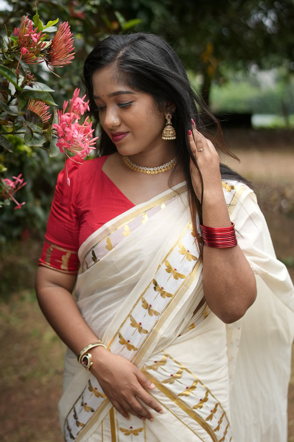 Onathumbi Settumundu with Golden Butterfly Foil Border and Red Blouse Material