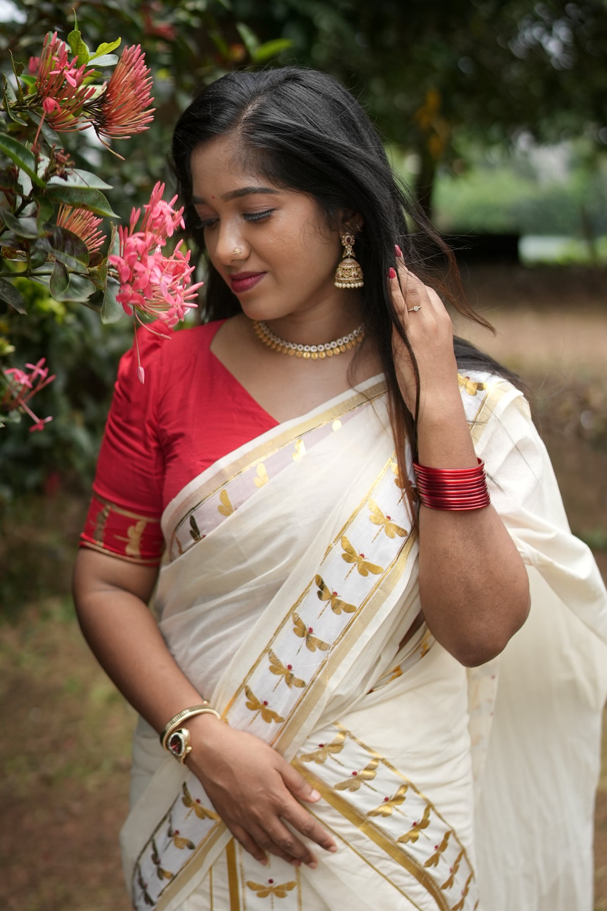 Onathumbi Settumundu with Golden Butterfly Foil Border and Red Blouse Material