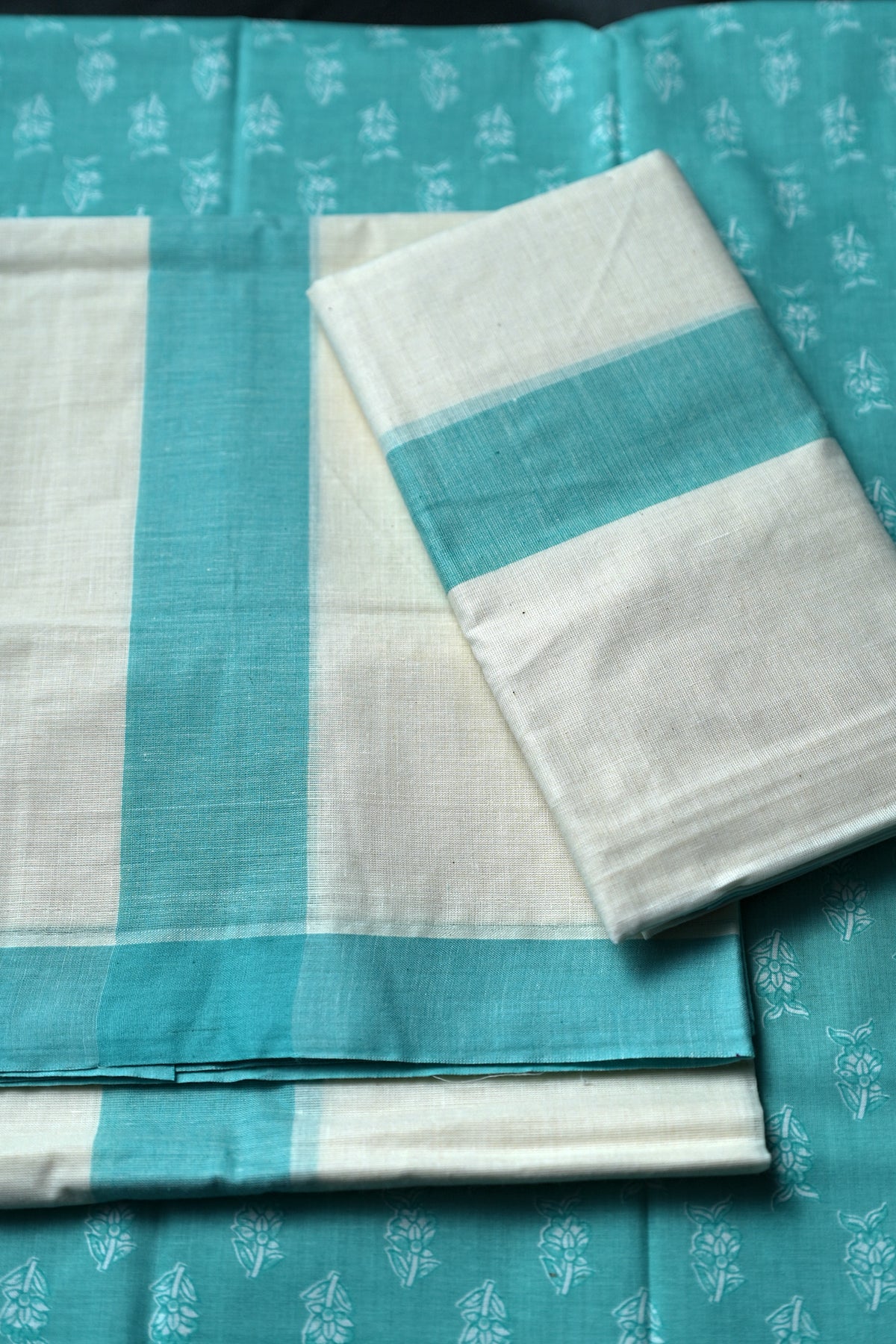 Aqua - Pure Cotton Mulloth Settumund with Aqua Color Border and Printed Blouse Material