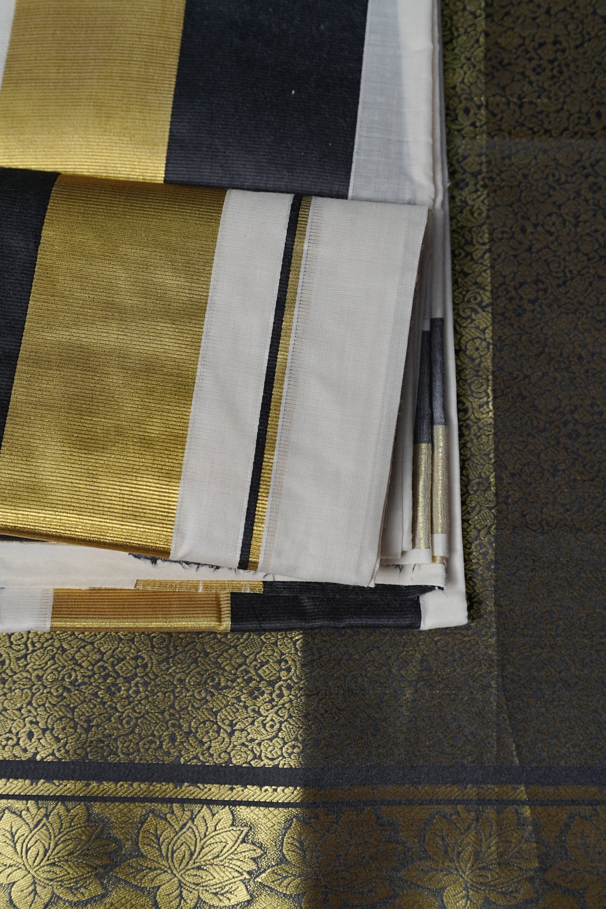 Sathi – Half & Half Black and Golden Kasav Settumund with Brocade Blouse Material