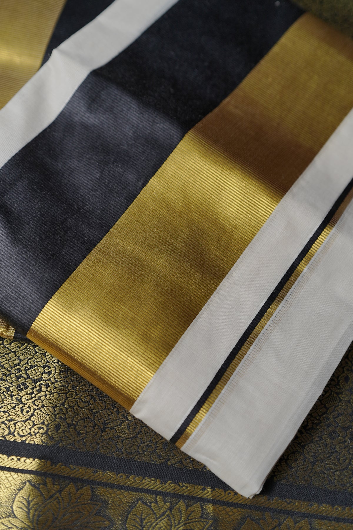 Sathi – Half & Half Black and Golden Kasav Settumund with Brocade Blouse Material