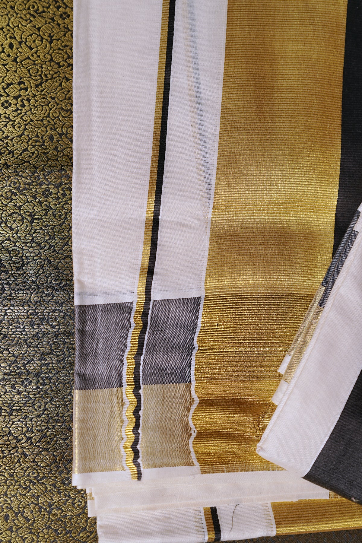 Sathi – Half & Half Black and Golden Kasav Settumund with Brocade Blouse Material