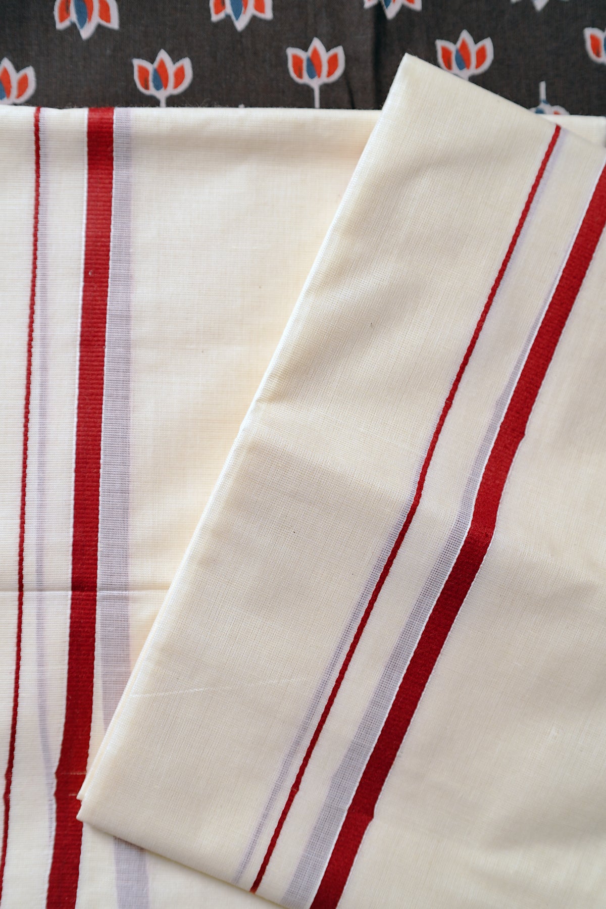 Shivani - Maroon Puliyilakkara Settumund with Lotus Printed Blouse Material