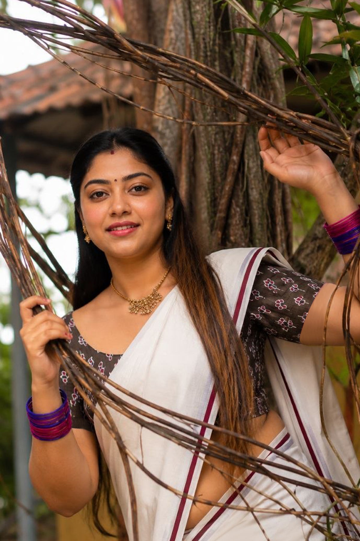 Shivani - Maroon Puliyilakkara Settumund with Lotus Printed Blouse Material