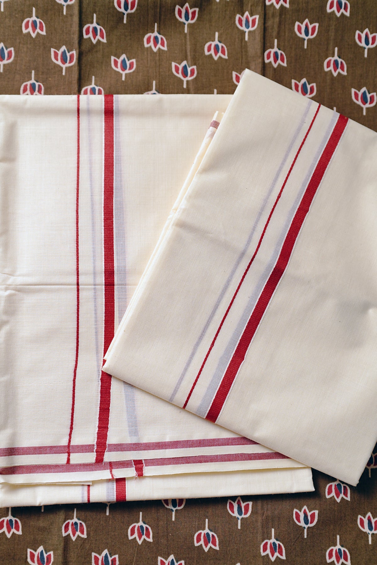 Shivani - Maroon Puliyilakkara Settumund with Lotus Printed Blouse Material