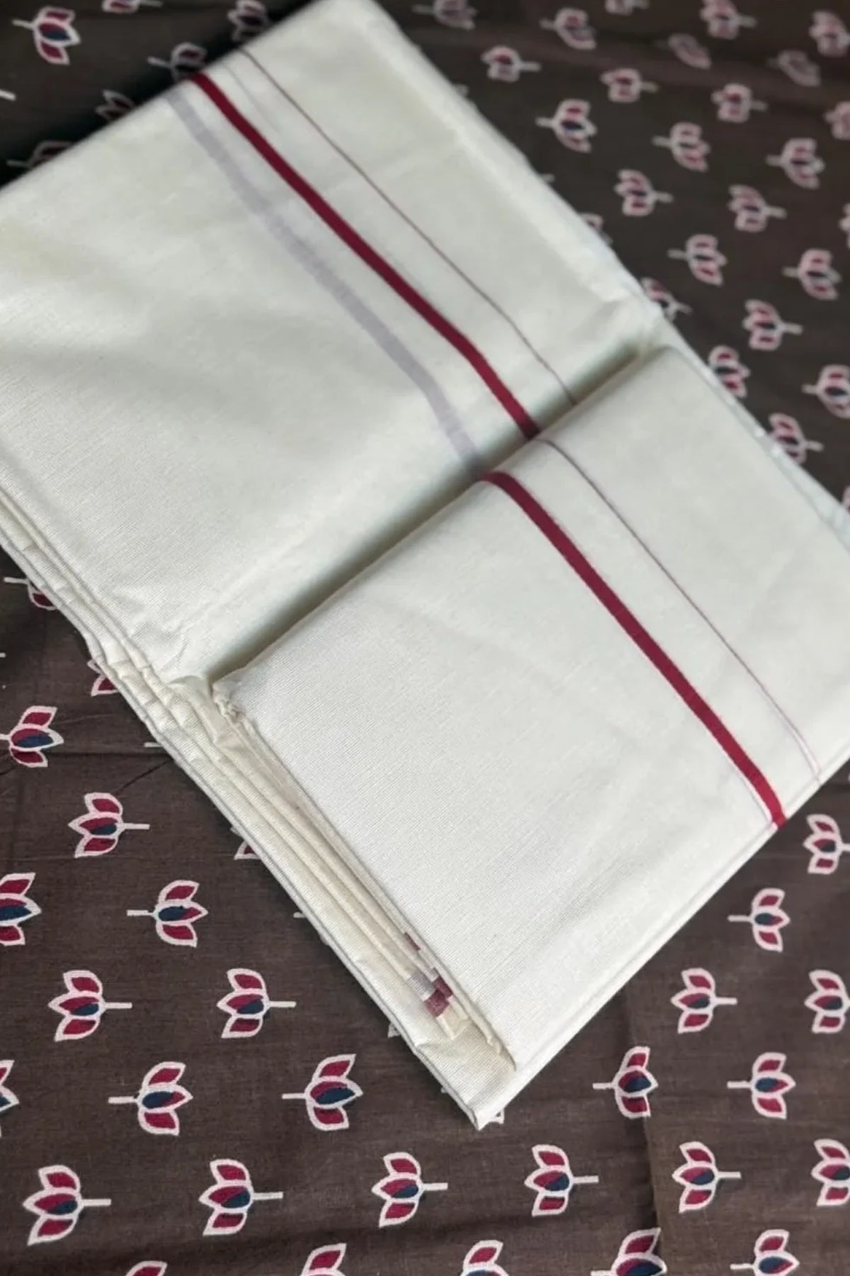 Shivani - Maroon Puliyilakkara Settumund with Lotus Printed Blouse Material