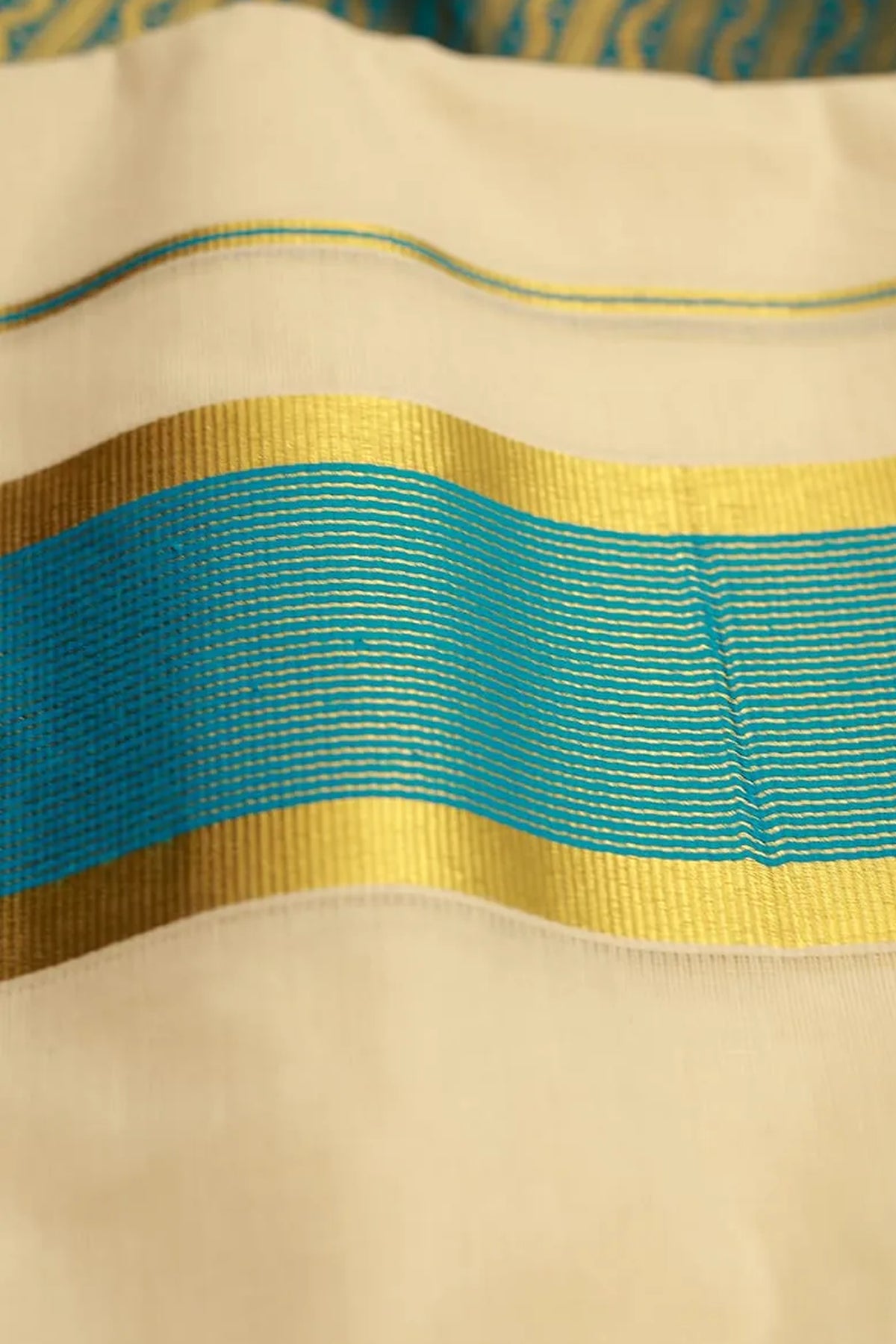 Charutha – Peacock Blue-Green Kasav Settumundu with Matching Brocade Blouse Material