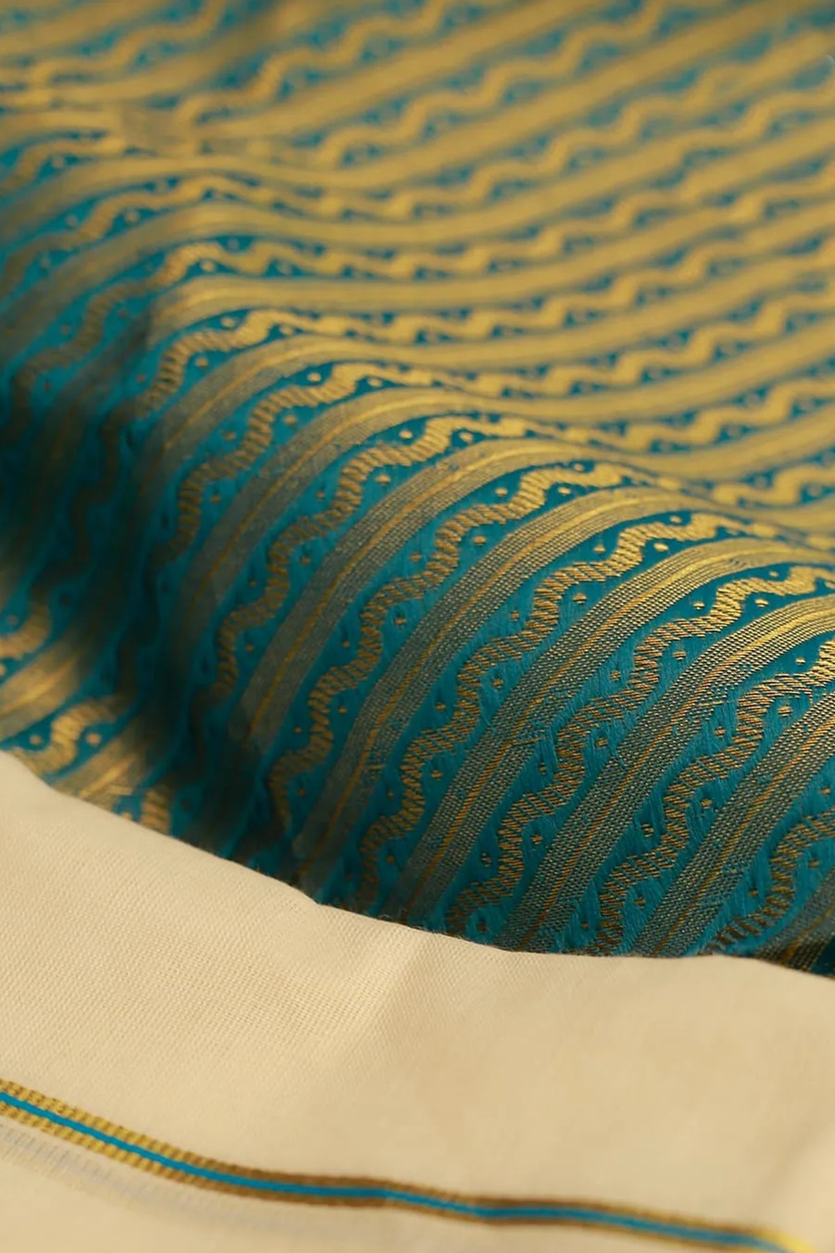 Charutha – Peacock Blue-Green Kasav Settumundu with Matching Brocade Blouse Material