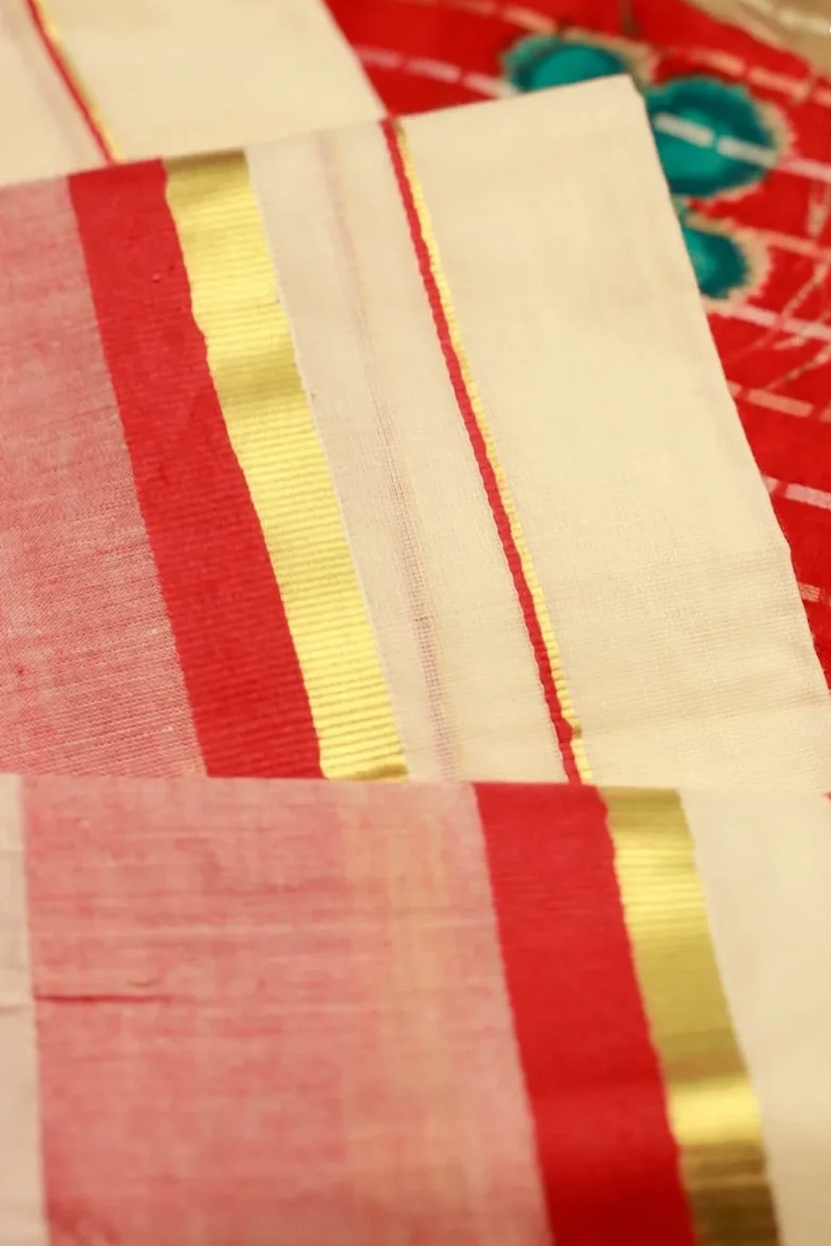 Chemboov – Red and Golden Kasav Settumund with Designer Blouse Material