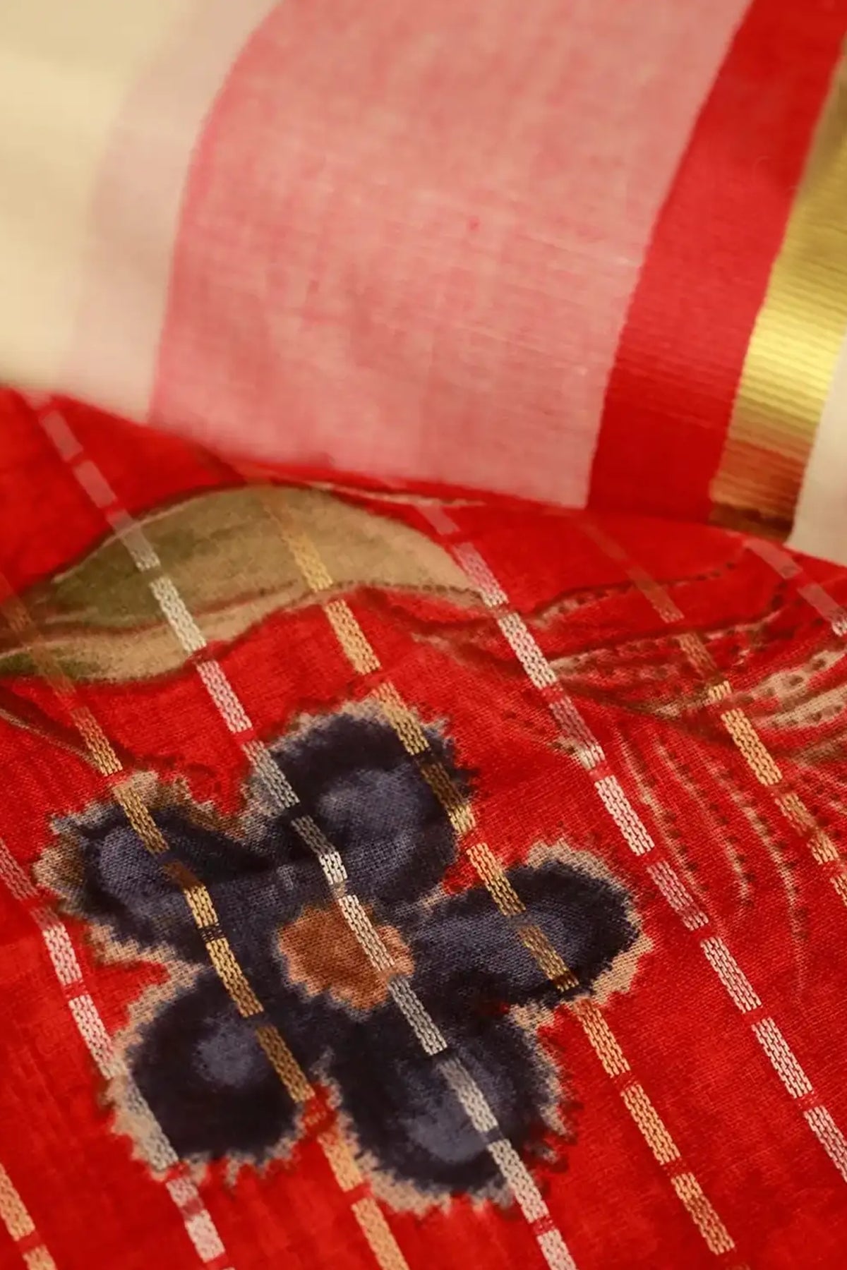Chemboov – Red and Golden Kasav Settumund with Designer Blouse Material