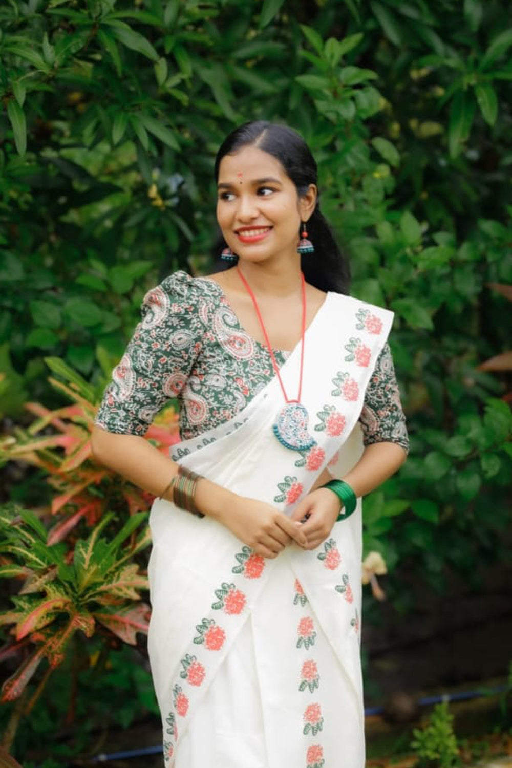 Chethi Red and Green Printed Settumund with Matching Blouse Material