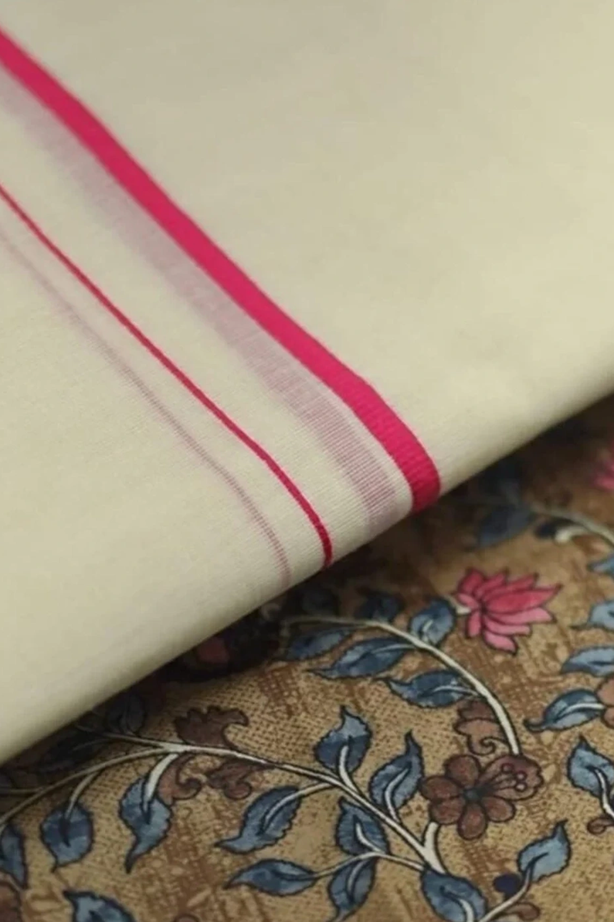 Drishya- Pink Puliyilakkara Settumund with Lotus Printed Blouse Material