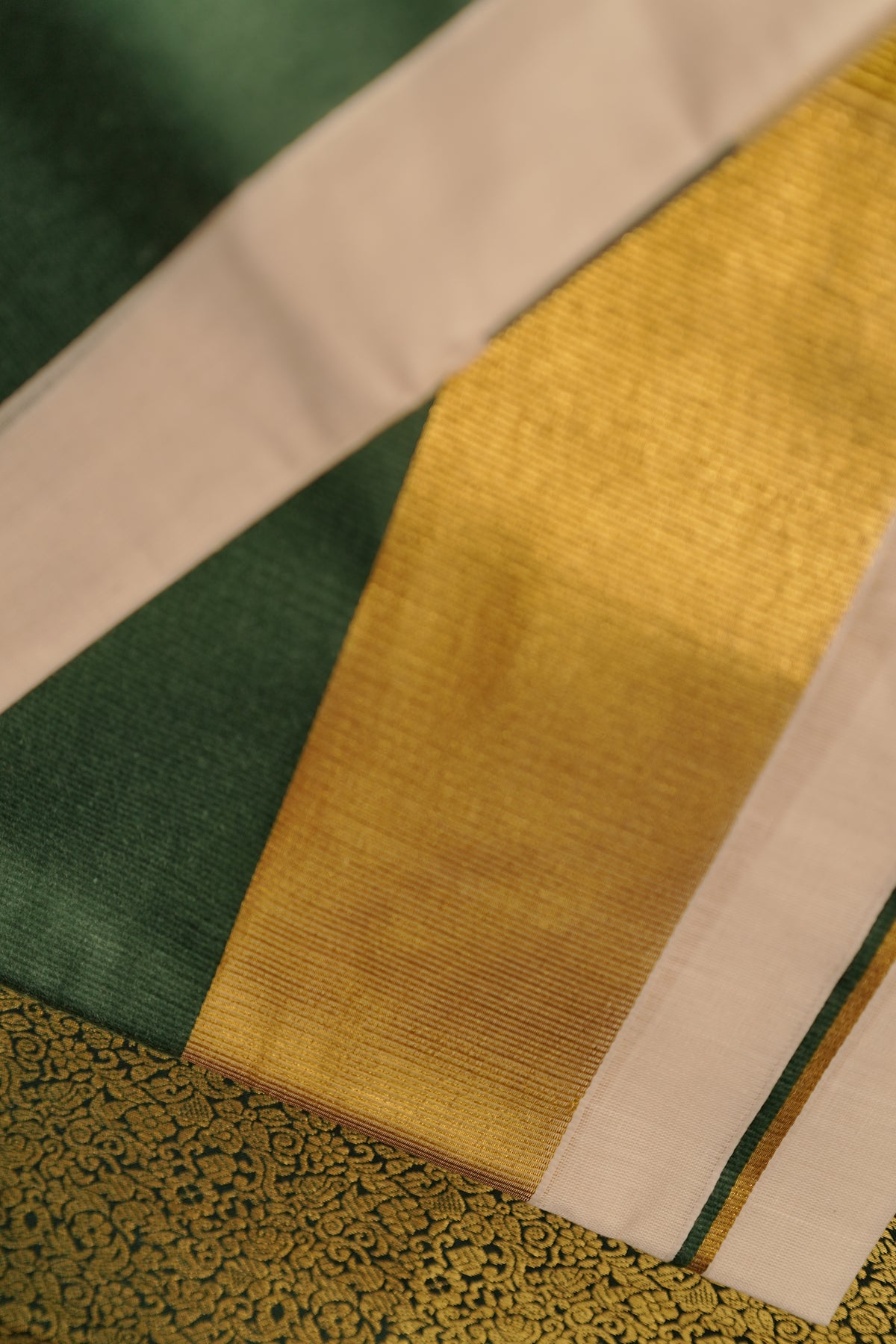 Vilasini – Half &amp; Half Green and Golden Kasav Settumund with Brocade Blouse Material