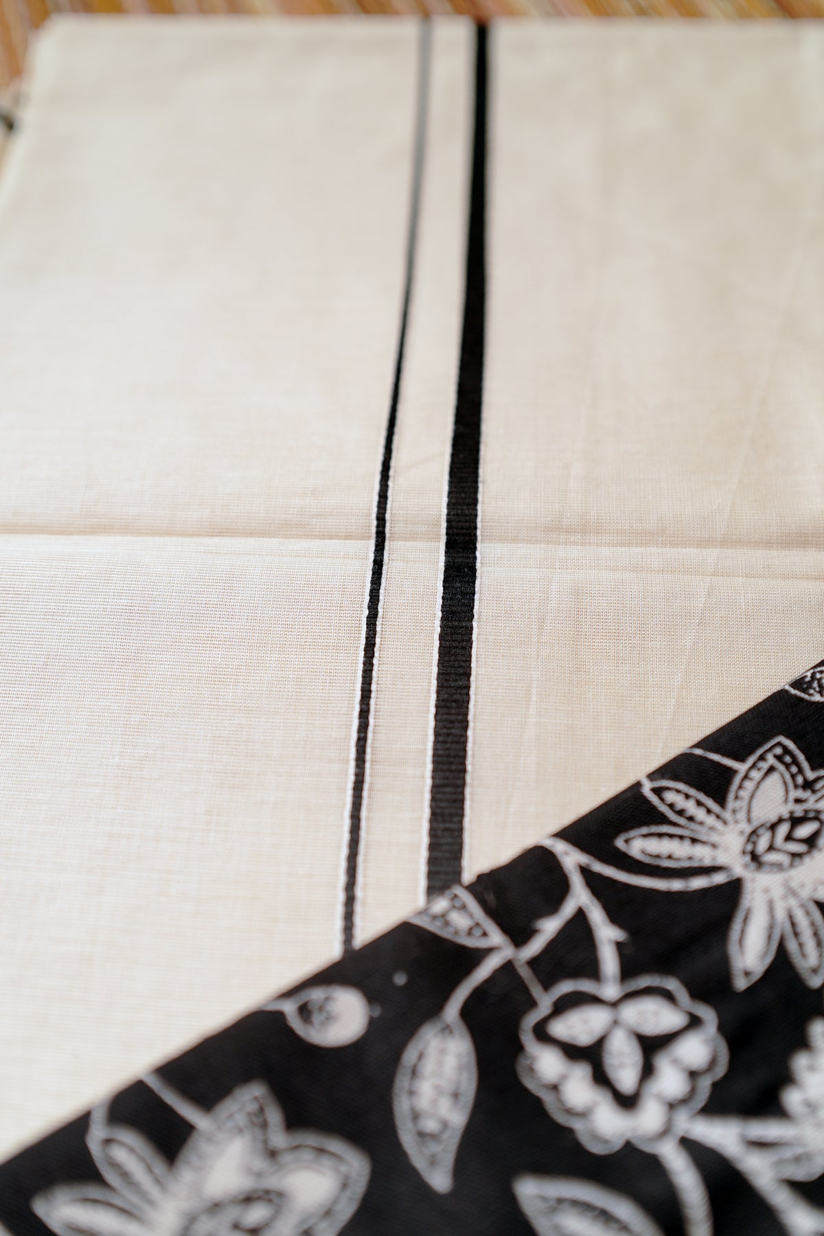 Rathri - Black Puliyilakkara Saree with Printed Blouse Material