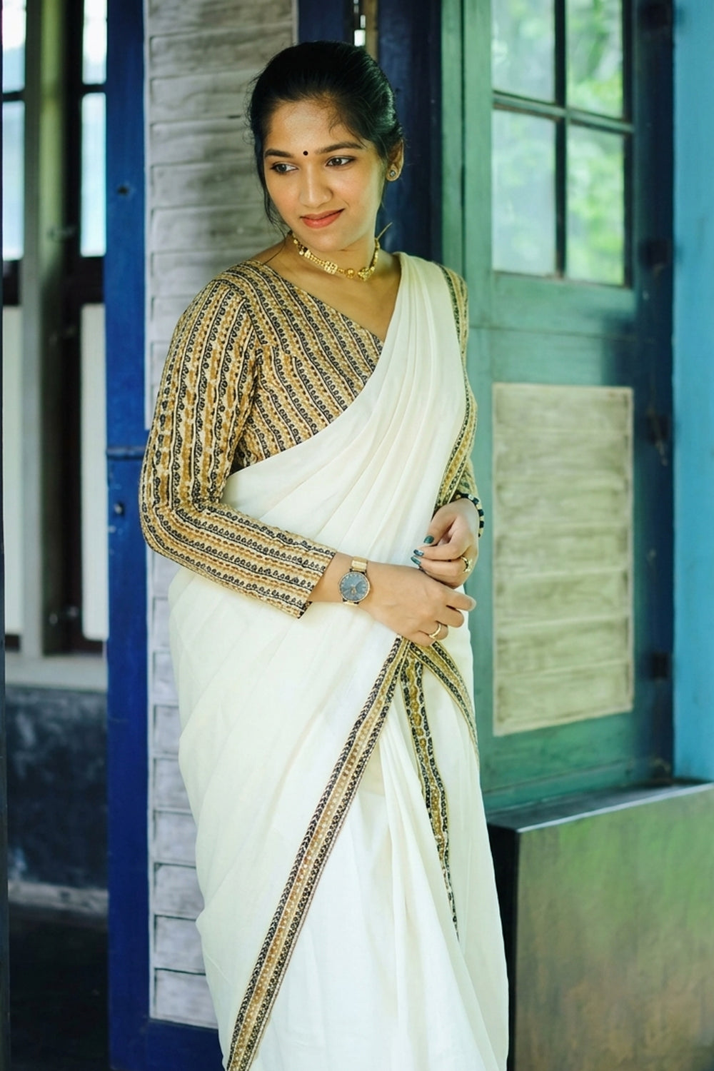 Leela – Border Stitched Settumund with Matching Blouse Material