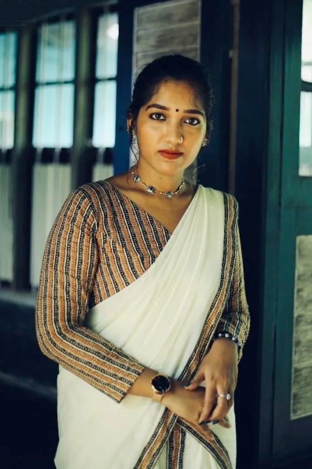 Leela – Border Stitched Settumund with Matching Blouse Material