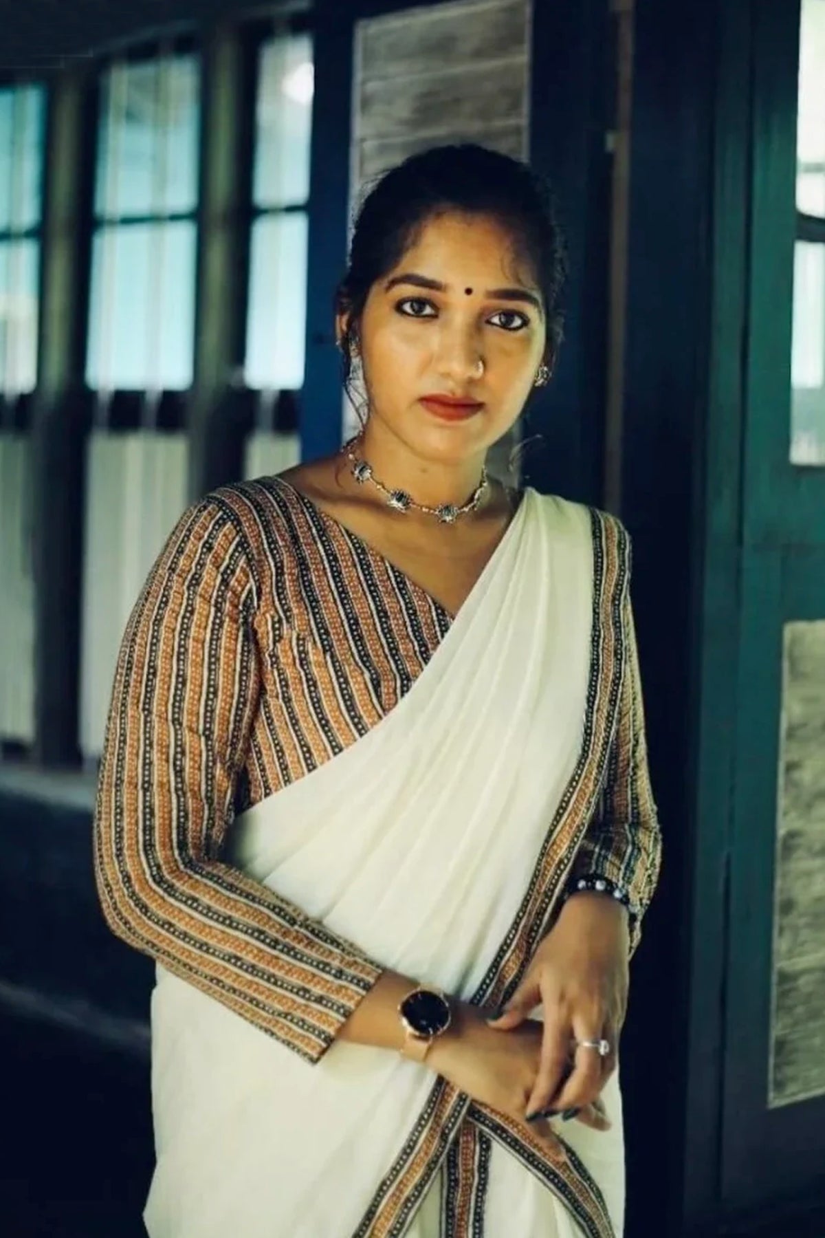 Leela – Border Stitched Settumund with Matching Blouse Material