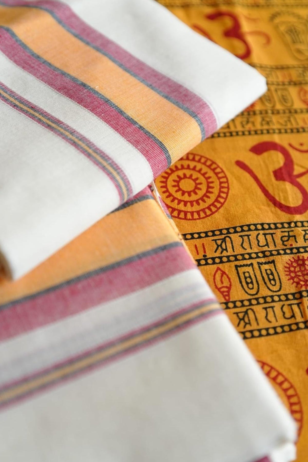Ohm Pure Cotton Traditional Kerala Mulloth Settumund with Ohm Printed Blouse Material